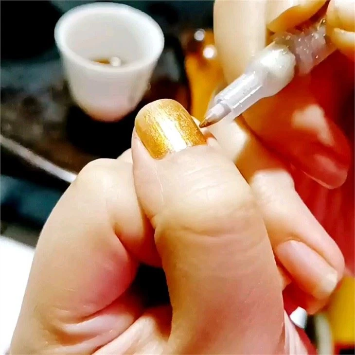 0,7 mm:n erittäin hienokärkinen akryylimaalimerkkikynä